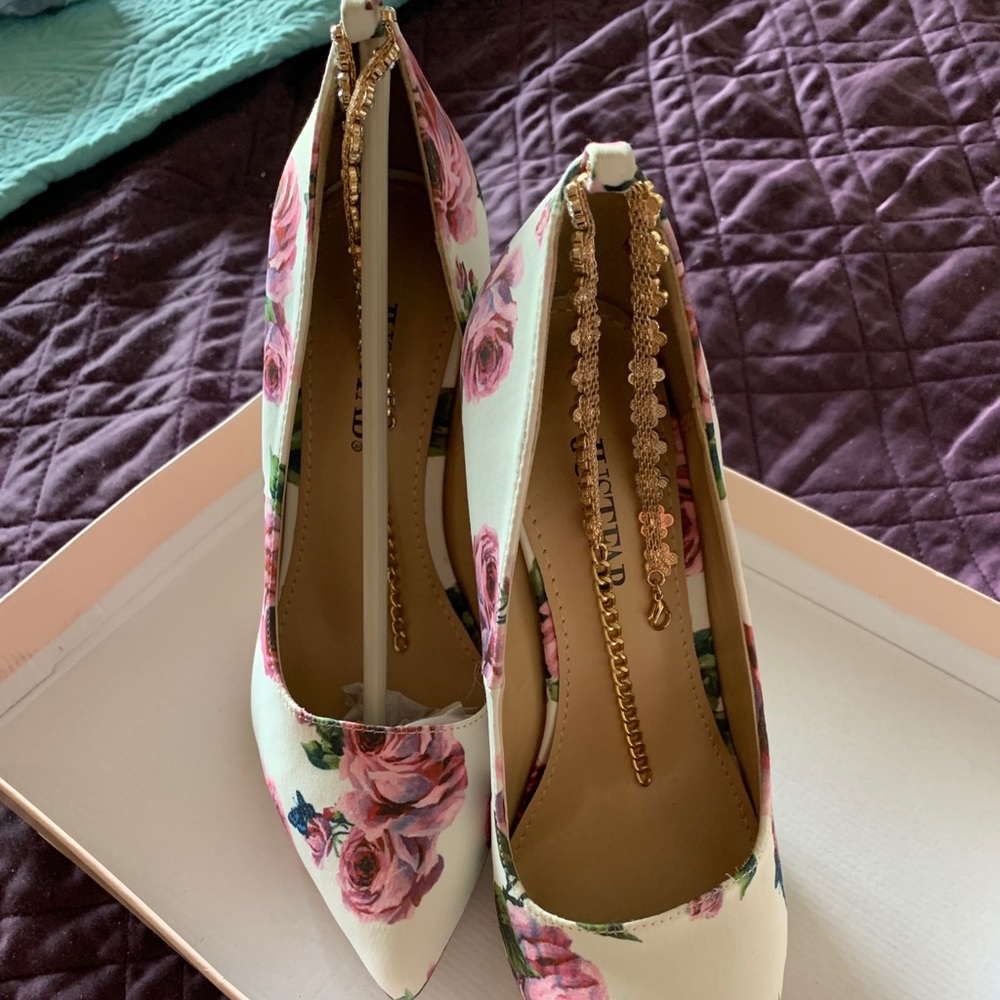 Floral print pump